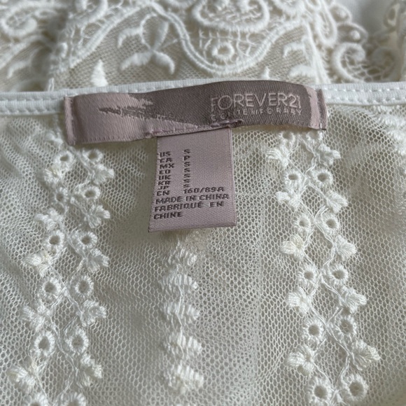 FOREVER 21. SHEER LACE SLEEVELESS TOP. SIZE SMALL - Picture 3 of 3